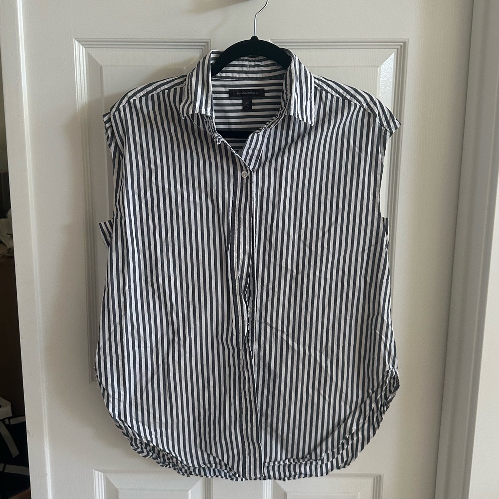 Banana Republic Sleeveless Button Down Blouse